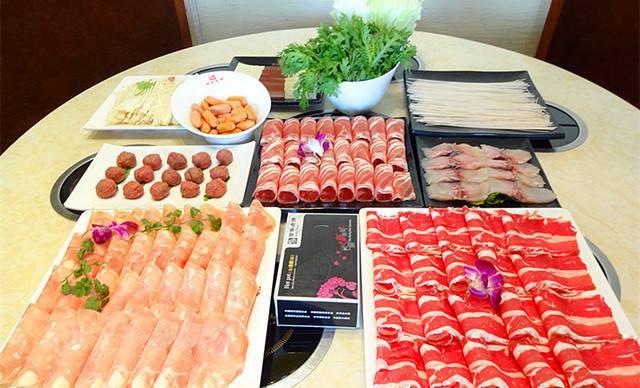你絕對(duì)都吃過！鄭州這六家老牌火鍋店，傣妹佰人王太接地氣！