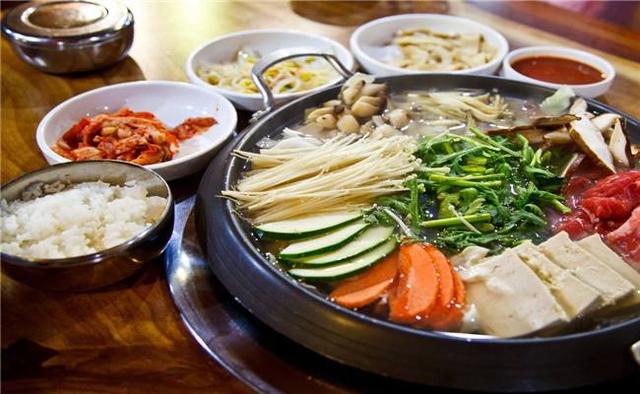 你絕對(duì)都吃過！鄭州這六家老牌火鍋店，傣妹佰人王太接地氣！