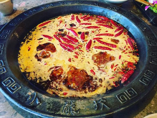 你絕對(duì)都吃過！鄭州這六家老牌火鍋店，傣妹佰人王太接地氣！