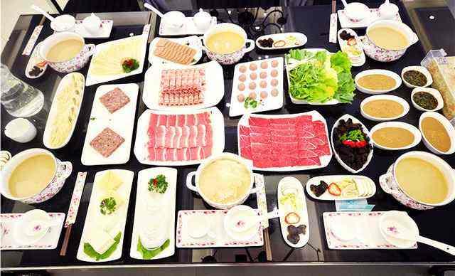 你絕對(duì)都吃過！鄭州這六家老牌火鍋店，傣妹佰人王太接地氣！