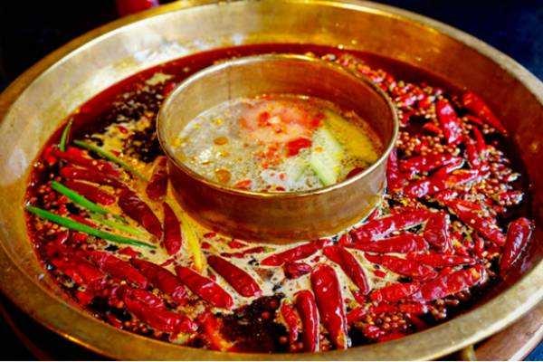 你絕對(duì)都吃過！鄭州這六家老牌火鍋店，傣妹佰人王太接地氣！